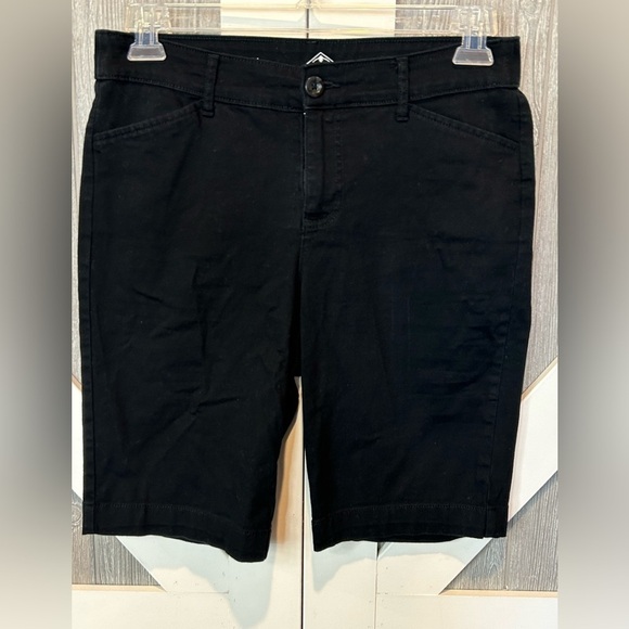 B058. StJohn’s Bay Bermuda shorts size 10 Black - Picture 1 of 3